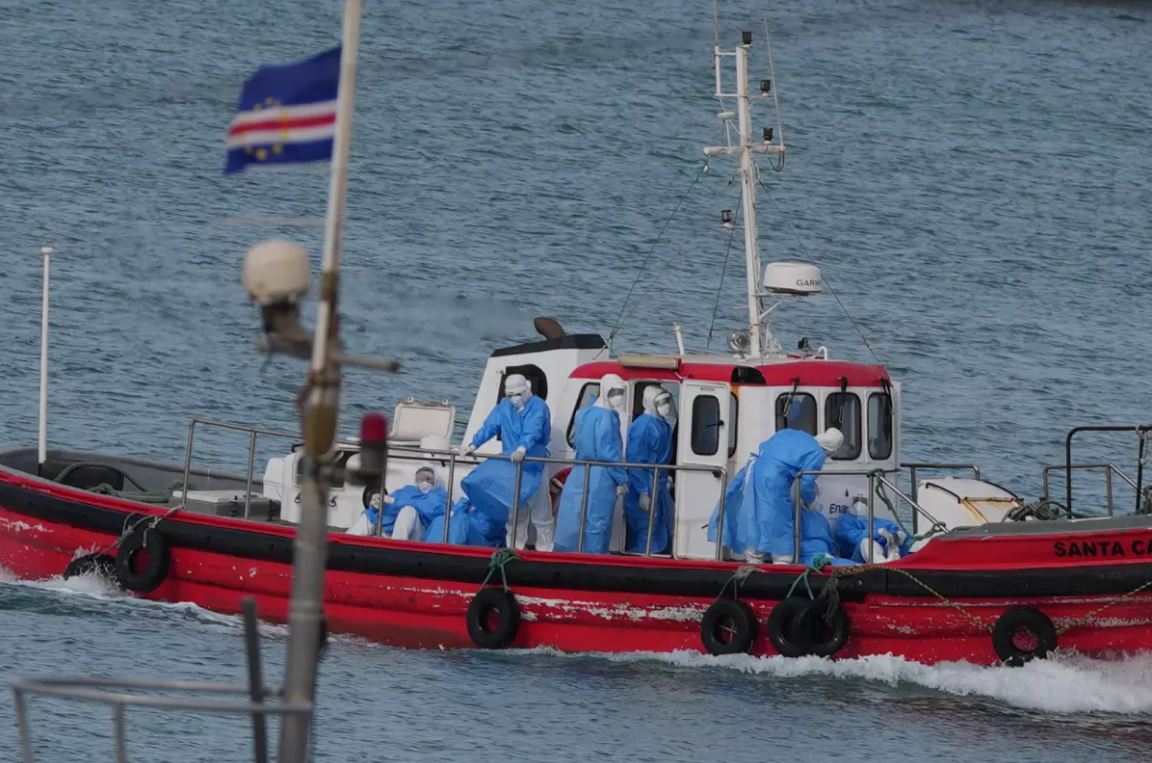 Medical personnel in protective gear respond to the MV Hondius cruise ship hantavirus outbreak during emergency health operations at sea.