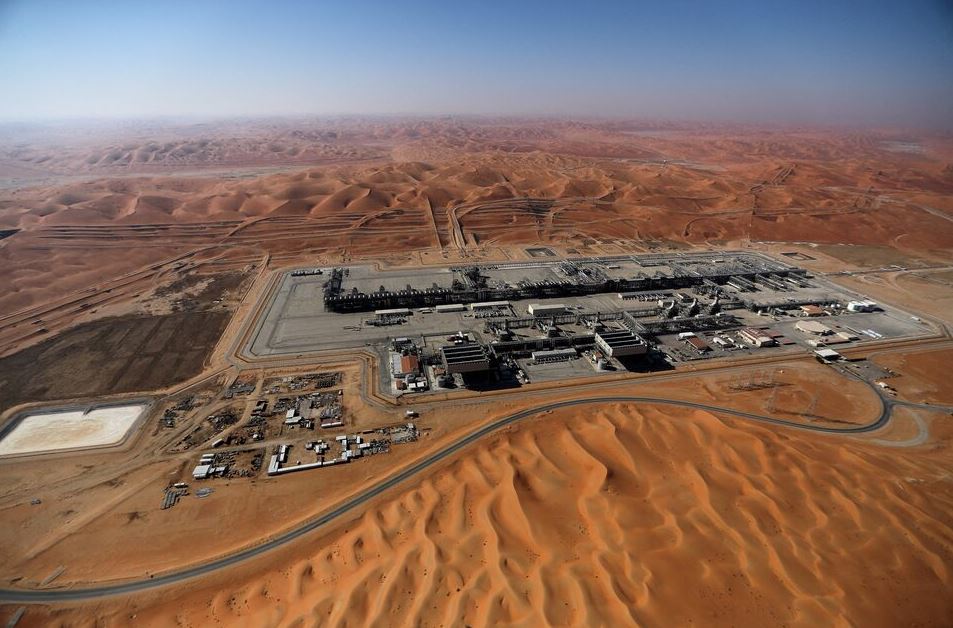 Saudi Aramco oil facility in the Saudi Arabian desert amid June 2026 crude price cuts for Asia