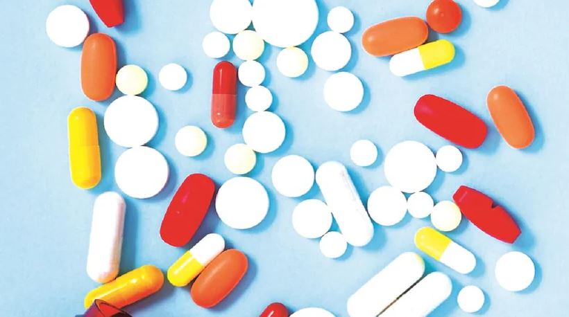Colorful pills and capsules representing generic medicines and the global pharmaceutical industry affected by proposed U.S. drug tariffs.